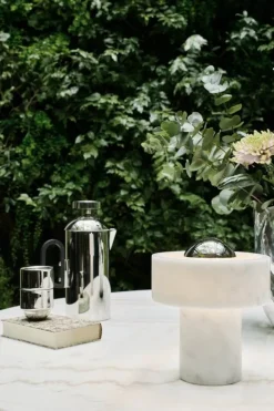 Tom Dixon Stone bärbar LED-bordslampa, vit marmor - silver