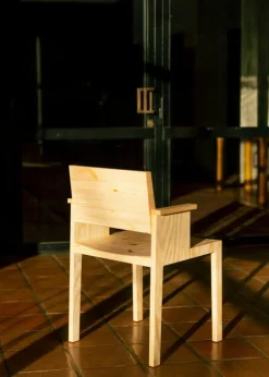 Vaarnii 016 Maasto matstol med armstöd, furu