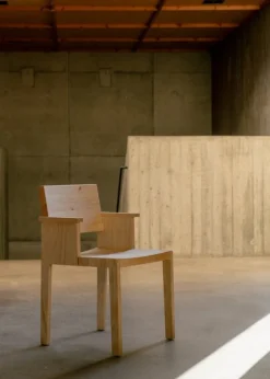 Vaarnii 016 Maasto matstol med armstöd, furu