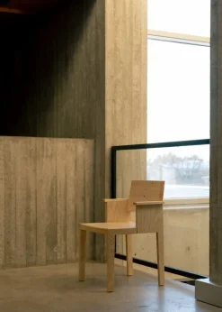 Vaarnii 016 Maasto matstol med armstöd, furu