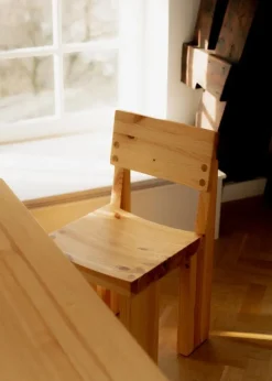 Vaarnii 001 matstol, furu