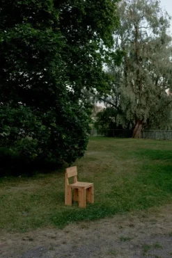 Vaarnii 001 matstol, furu