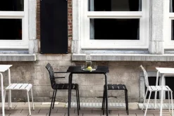 valerie_objects Aligned stol med armstöd, svart