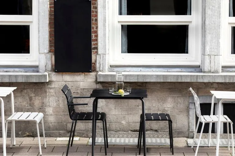 valerie_objects Aligned stol med armstöd, svart