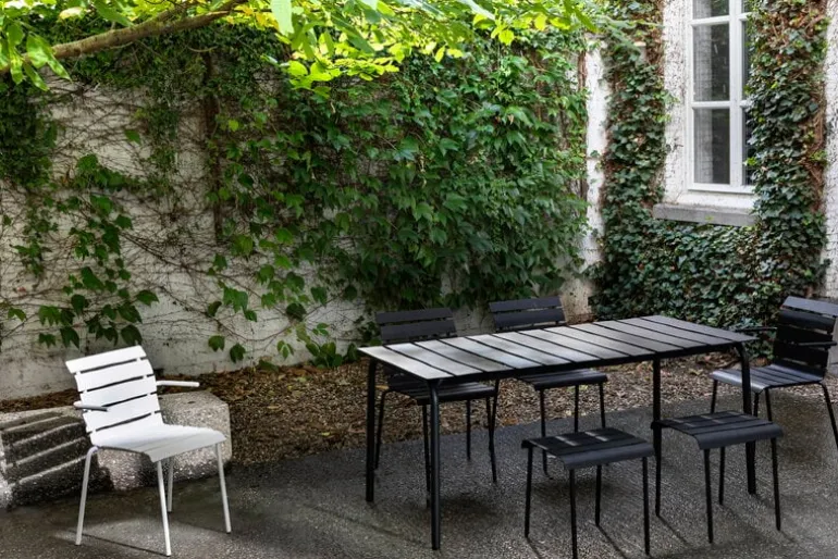 valerie_objects Aligned stol med armstöd, svart