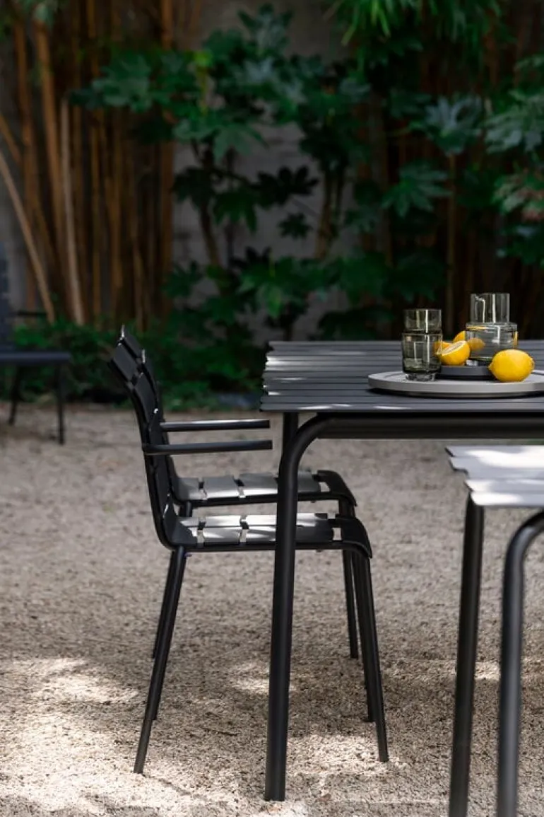 valerie_objects Aligned stol med armstöd, svart