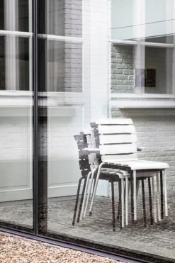 valerie_objects Aligned stol med armstöd, svart