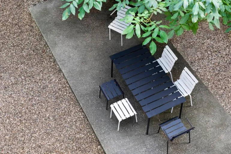 valerie_objects Aligned stol med armstöd, svart