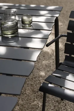 valerie_objects Aligned stol med armstöd, svart