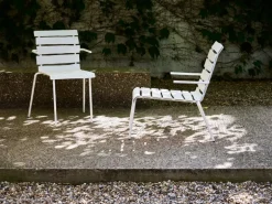 valerie_objects Aligned stol med armstöd, off-white