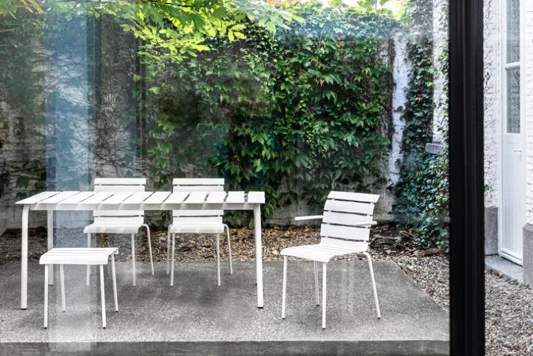 valerie_objects Aligned stol med armstöd, off-white