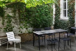 valerie_objects Aligned stol med armstöd, off-white