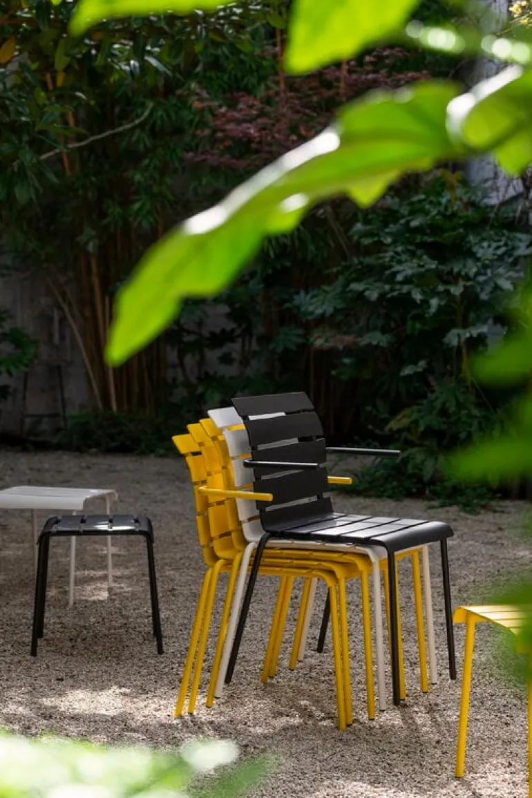 valerie_objects Aligned stol med armstöd, off-white