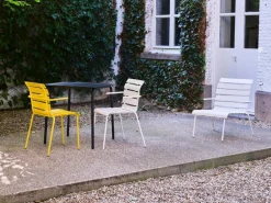 valerie_objects Aligned stol med armstöd, off-white