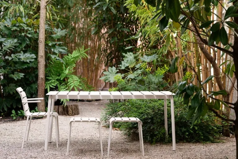 valerie_objects Aligned stol med armstöd, off-white