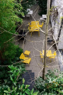 valerie_objects Aligned stol med armstöd, off-white