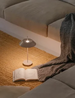 Vibia Mayfair Mini 5495 bärbar bordslampa, beige