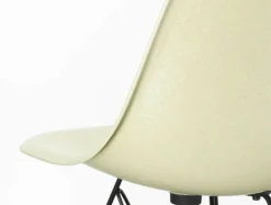 Vitra Eames DSR stol, fiberglas, parchment - svart