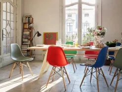 Vitra Eames DSW stol, deep black - lönn