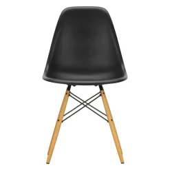 Vitra Eames DSW stol, deep black RE - lönn