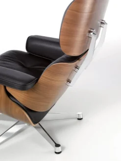 Vitra Eames fåtölj, klassisk storlek, valnöt - svart läder