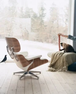 Vitra Eames Lounge Chair, ny storlek, vit valnöt - vitt skinn