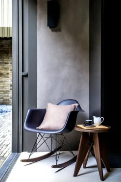Vitra Eames RAR gungstol, vit - basic dark - mörk lönn
