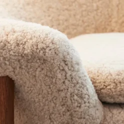 Warm Nordic Fried Egg fåtölj, Moonlight, fårfäll