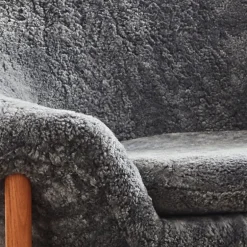 Warm Nordic Fried Egg fåtölj, Scandinavian Grey, fårfäll