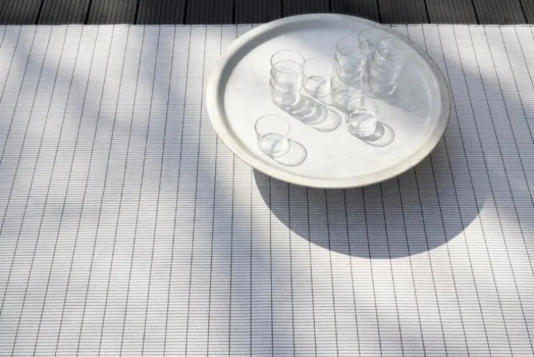 Woodnotes Line In-Out matta, pärlgrå - grafit