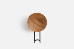 Woud Around klädhängare, stor, mattlackerad valnöt - svart metall