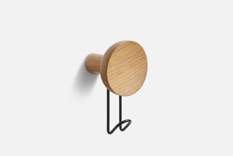 Woud Around klädhängare, stor, vitpigmenterad ek - svart metall