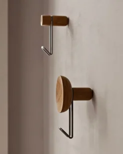 Woud Around klädhängare, stor, vitpigmenterad ek - svart metall