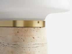Woud Nova bordslampa, elfenbensfärgad travertin – opalglas