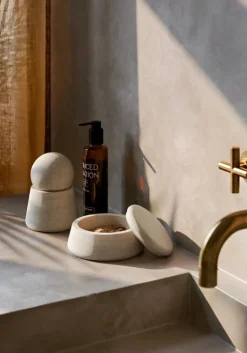 Woud Serene burk, hög, grå sandsten